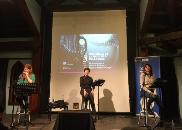 Imatge de Mireia Calafell, Lluïsa Julià i Aina Torres en el recital homenatge a Maria-Mercè Marçal i Felícia Fuster. Fotografia de Jordi Solà.