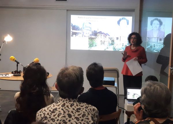 Elvira Altés en la presentació de la biografia de Pujolar